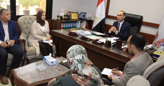 محافظة سوهاج تبحث آليات تأهيل قرية "أم دومة" للحصول على شهادة "ترشيد" للمجتمعات الخضراء