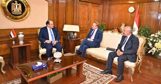 وزير التجارة والصناعة يبحث مع مسئولى شركتين سعوديتين التوسع بالسوق المصرى 