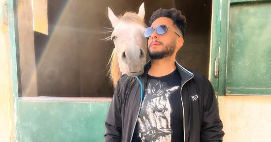 عصام السقا يحقق أمنية طفل من أصحاب الهمم أراد ركوب الخيل 