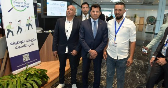 أشرف صبحى يتفقد جناح وزارة الشباب والرياضة بخيمة البنك المركزى المصرى بقاعة المؤتمرات بشرم الشيخ