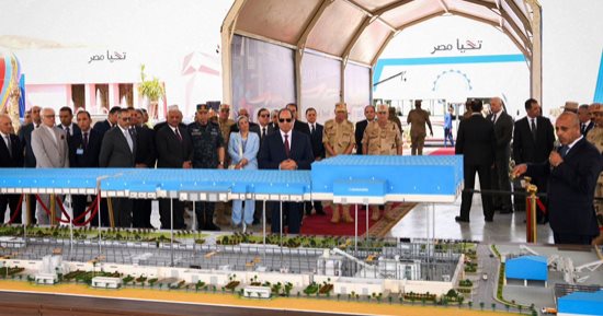 الرئيس السيسي يلتقط صورة تذكارية فى مجمع الكوارتز بالعين السخنة