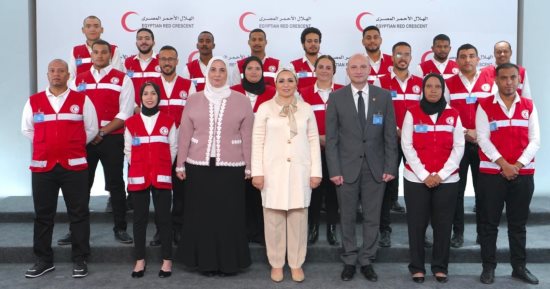 السيدة انتصار السيسى بعد زيارة الهلال الأحمر المصرى: لمست الإنسانية فى أعظم صورها