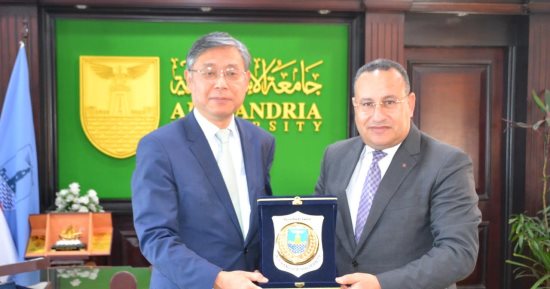 رئيس جامعة الإسكندرية يستقبل رئيس جامعة شنغهاى للدراسات الدولية