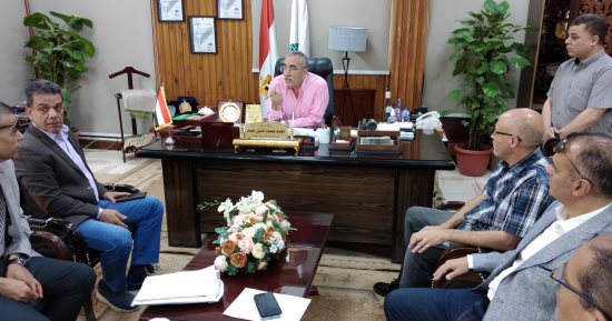 رئيس جهاز بنى سويف الجديدة يستقبل مجموعة من سكان المدينة لبحث طلباتهم ومقترحاتهم 