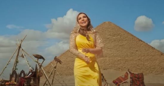 مطربون صوروا كليباتهم أمام الأهرامات.. آخرهم نادية مصطفى