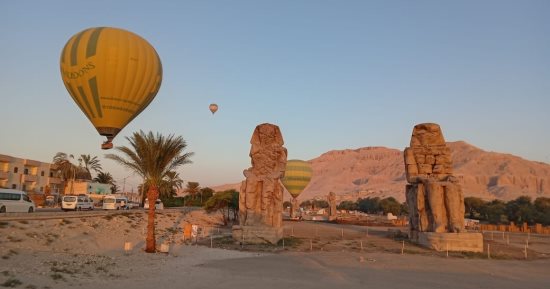رحلات البالون الطائر.. سماء غرب الأقصر تشهد استمتاع 750 سائحا على متن 30 رحلة