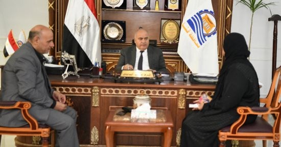 محافظ قنا يستقبل 113 مواطنا بمكتبه لبحث مطالبهم