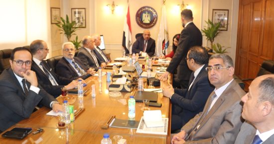 وزير قطاع الأعمال يستعرض سياسات التسويق استعدادا لافتتاح مصانع الغزل الجديدة 