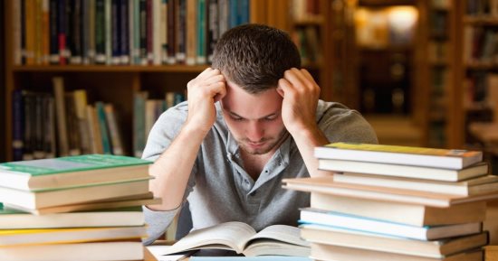 عبارات تقولها الأمهات لطلاب الثانوية العامة خلال الامتحانات.. بلاش منها