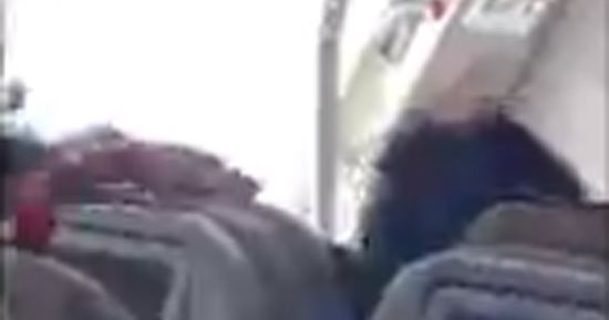فيديو.. ذعر فى طائرة بعد فتح الباب قبل هبوطها بمطار شرقى كوريا الجنوبية