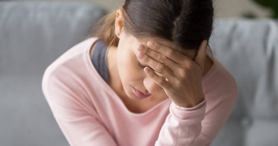 أعراض لا يمكن تجاهلها.. 10 أسباب لوخز الرأس وتنميله ومتى تذهب للطبيب