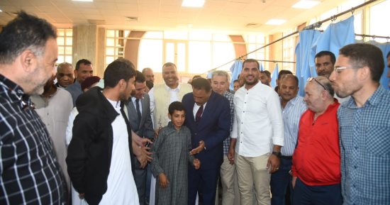 محافظ مطروح يتفقد مستشفى الضبعة المركزى للاطمئنان على الخدمات الطبية.. صور