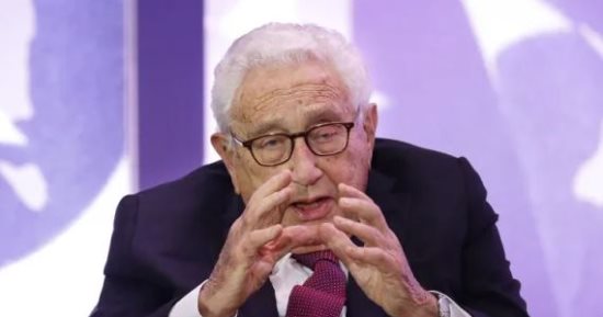 هنرى كيسنجر يجتمع مع كبير الدبلوماسيين الصينيين فى بكين