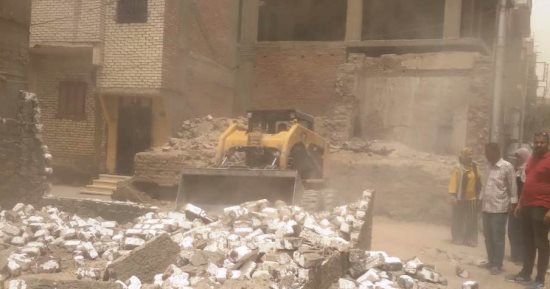 إزالة التعديات على أراضى الدولة في شرق البندر بأسوان ضمن الموجة الـ 21