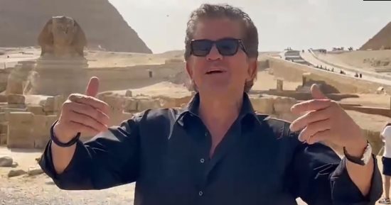 وليد توفيق يصور كليب "مصر يا أم السلام" بالأهرامات.. صور