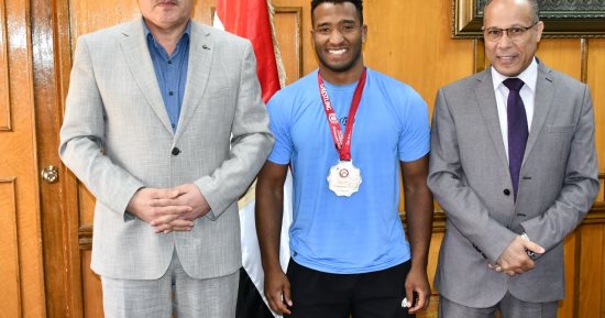  جامعة قناة السويس تُكرم محمد إيهاب بطل منتخب مصر فى المصارعة الرومانية 