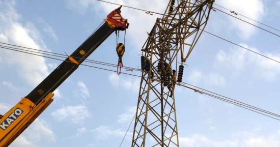 استمرار جهود إصلاح خط الضغط العالى لإعادة الكهرباء لمدينة أبو سمبل السياحية