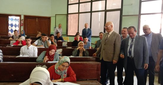 رئيس جامعة بنها يتفقد الامتحانات بكليتي التربية والحقوق.. صور