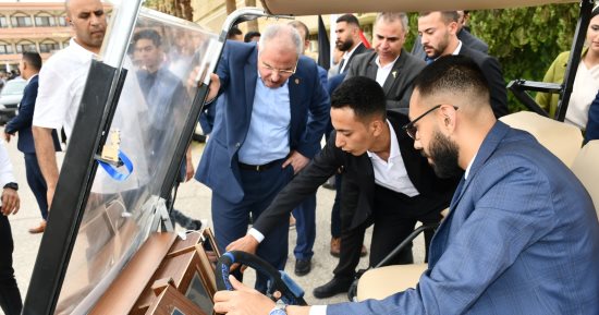 سيارة صديقة للبيئة ومجهزة بالذكاء الاصطناعى مشروع تخرج بجامعة القناة.. صور