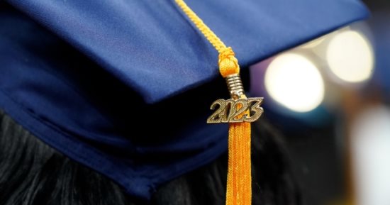 ملياردير يفاجئ خريجى جامعة ماساتشوستس في بوسطن بمبلغ 1000 دولار لكل منهم