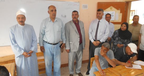 رئيس سوهاج الأزهرية يتفقد أعمال تصحيح الشهادة الابتدائية