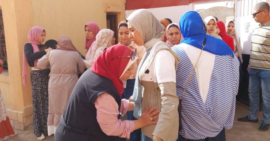 تفتيش مشدد للطلاب للكشف عن وسائل الغش قبل دخول لجان امتحانات الدبلومات الفنية بالغربية