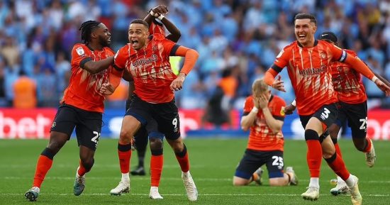 لوتون تاون يعود إلى الدوري الإنجليزي بعد غياب 32 عاما