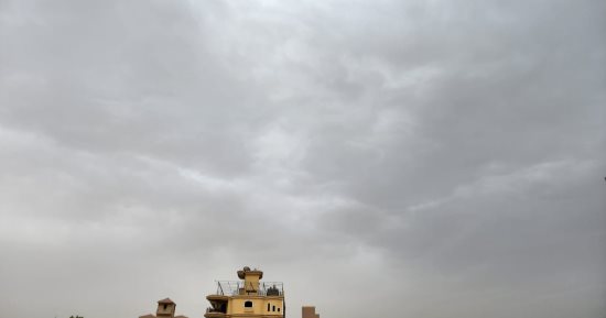 الغيوم تكسو سماء الأقصر والمحافظة ترفع حالة الطوارئ.. صور