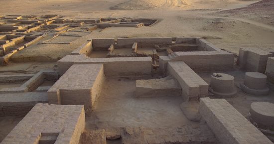 حكايات من الواحات.. عين مناور الأثرية بالوادى الجديد عمرها 2500 سنة.. نموذج عبقرى لنظم الرى ونقل المياه خلال سراديب وممرات سرية تحت الأرض.. صممت لأغراض الشرب والزراعة للحفاظ على ينابيع المياه بين الجبال.. صور