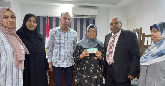 وكيل تضامن الغربية يسلم الأم المثالية "شيك بـ50 ألف جنيه"