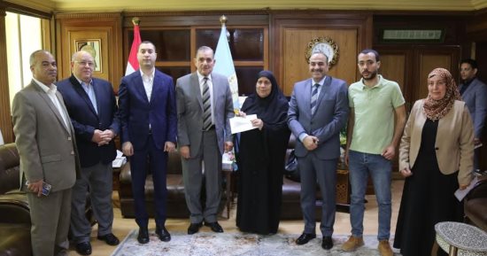 محافظ كفر الشيخ يكرم الأم المثالية ويسلمها "شيكا بـ50 ألف جنيه"