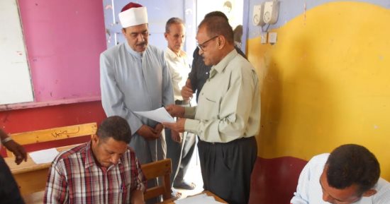 رئيس "سوهاج الأزهرية" يتفقد أعمال تصحيح الشهادة الإعدادية