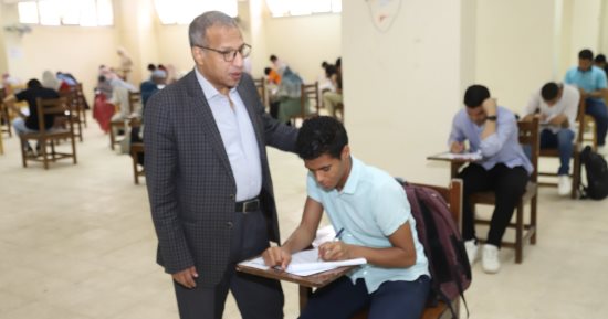5900 طالب يؤدون الامتحانات بالحقوق والصيدلة والعلاج الطبيعي بجامعة جنوب الوادى