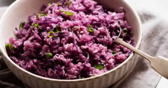 طريقة عمل الأرز البنفسجى بالزبدة والثوم والكرنب الأحمر 