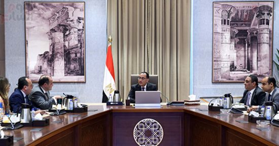 رئيس الوزراء يتابع مع وزير الصناعة تنفيذ قرارات المجلس الأعلى للاستثمار.. مدبولى: متابعة دورية لتنفيذ قرارات "الأعلى للاستثمار".. ومستعدون لاتخاذ أى إجراءات من شأنها تحفيز قطاع الصناعة لتحقيق مستهدفاته الطموحة