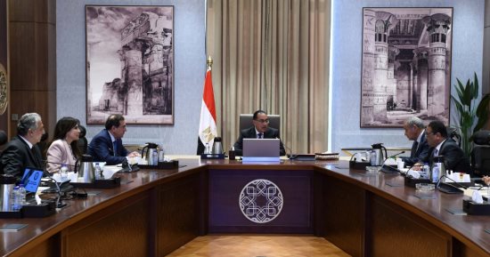 رئيس الوزراء يتابع موقف تطوير منظومة تداول وتوزيع المنتجات البترولية  