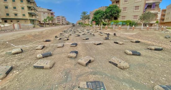 بدء أعمال رصف مدخل كفر الشيخ من ناحية كمين 30 يونيو بطول 7 كيلو مترات.. صور