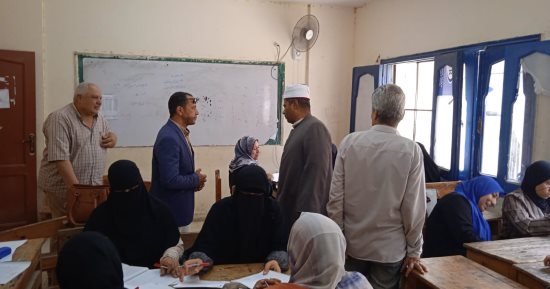 مدير منطقة الإسماعيلية الأزهرية يتفقد مركز تصحيح الشهادة الإعدادية.. صور