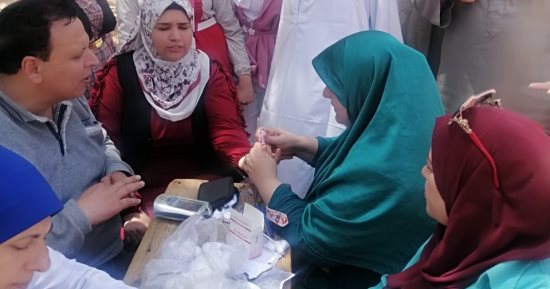 فحص أهالى قرى أبو حماد فى الشرقية بحملة 100 مليون صحة