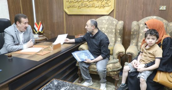 محافظ المنوفية يلتقى الطفل "مالك" مريض ضمور العضلات ويوجه بتقديم الدعم