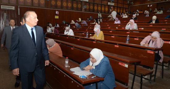 رئيس جامعة المنصورة يتفقد الامتحانات بكليات العلوم والحاسبات والتجارة