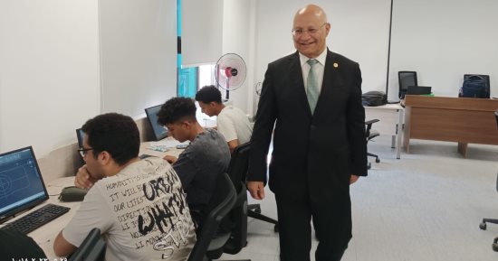 رئيس جامعة بنها يتفقد سير الامتحانات بالجامعة الأهلية بالعبور ويستطلع آراء الطلاب