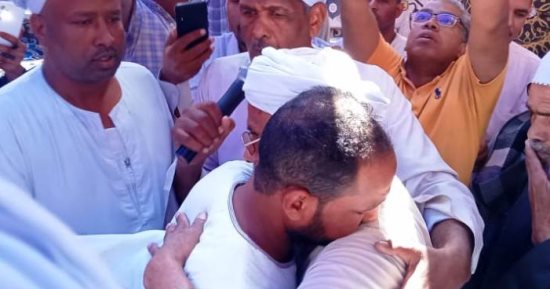 "الكفن" ينهى خصومة ثأرية بين عائلتى أبو زمام وعبد الرضى شمال أسوان.. صور