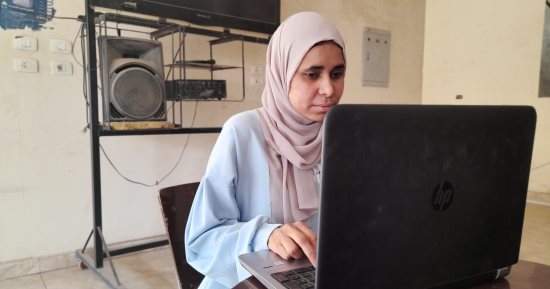 يحركها نور قلبها.. "زينب" أول كفيفة تعمل فى مجال الإعلام بقنا.. تخرجت من قسم الإعلام وتعلمت المونتاج والبرمجة والتعليق الصوتى.. وصممت قناة لتعليم الفتيات الطبخ.. وتكشف: نفسى أحقق حلمى بالعمل فى الإذاعة.. صور