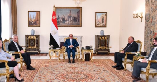 الرئيس السيسي يستقبل المفوض السامي للأمم المتحدة لشئون اللاجئين.. ويؤكد أهمية التعامل مع ظاهرة تدفقات اللاجئين من خلال مقاربة شاملة تستهدف جذور الأزمات المتعلقة بتحديات تسوية النزاعات وتحقيق الاستقرار والتنمية