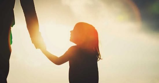 ساعدهم في تحديد أهدافهم.. كيف تعلم طفلك اتخاذ القرار بمفرده؟