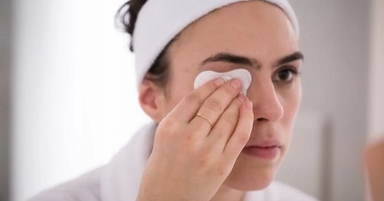 6 طرق طبيعية لإزالة المكياج بسهولة.. أبرزها الحليب وزيت الزيتون