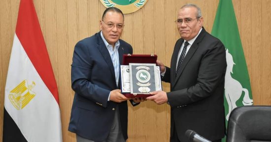 محافظ الشرقية يُكرم السكرتير العام المساعد
