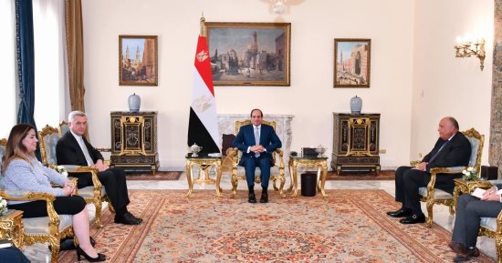 إشادة أممية بجهود مصر.. الرئيس السيسى يستقبل المفوض السامى للأمم المتحدة لشئون اللاجئين (إنفوجراف)
