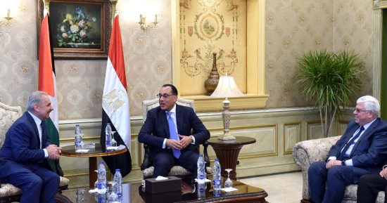 رئيس الوزراء يستقبل نظيره الفلسطينى والوفد المرافق له بمطار القاهرة  
